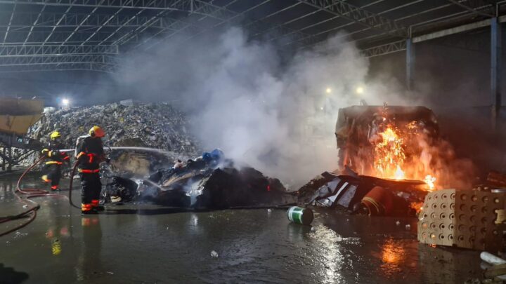 Em ação rápida, Corpo de Bombeiros combate incêndio em fábrica de materiais recicláveis no Distrito