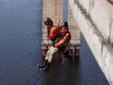 Militares do Corpo de Bombeiros simulam resgate de vítimas durante treinamento na ponte Phelippe Daou