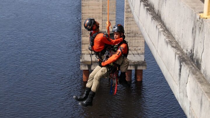 Militares do Corpo de Bombeiros simulam resgate de vítimas durante treinamento na ponte Phelippe Daou