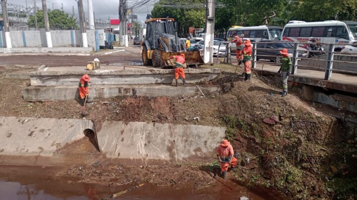 Prefeitura amplia frentes de trabalho de limpeza em igarapés de Manaus