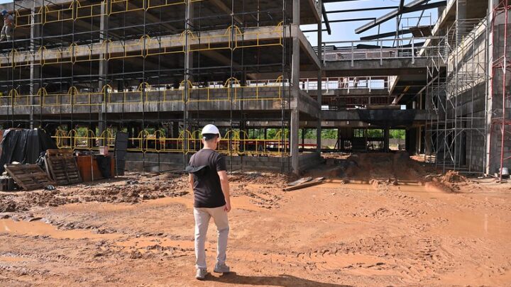 Prefeito David Almeida vistoria obras de novas Unidades de Saúde da Família e sede do Implurb na zona Oeste de Manaus