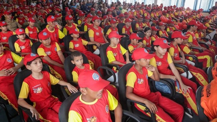 Mais de 660 crianças e adolescentes do programa Bombeiro Mirim iniciam atividades em 11 cidades do Amazonas