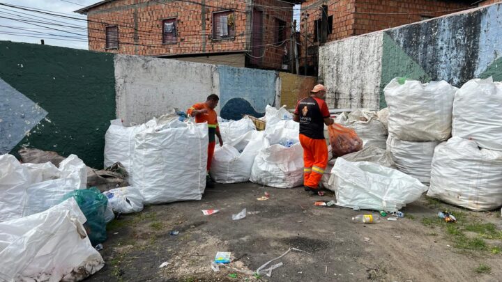 Prefeitura de Manaus recolhe cerca de 20 toneladas de resíduos nos desfiles das escolas de samba