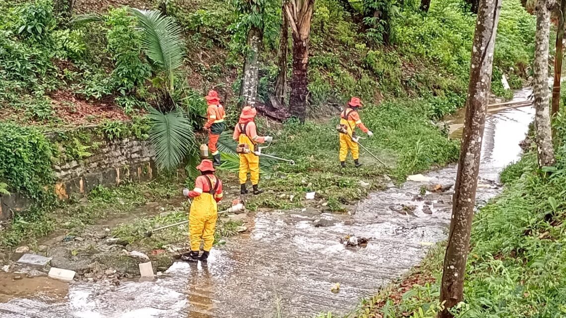 Prefeitura intensifica limpeza no igarapé do Franco com equipe de pronta resposta da Semulsp