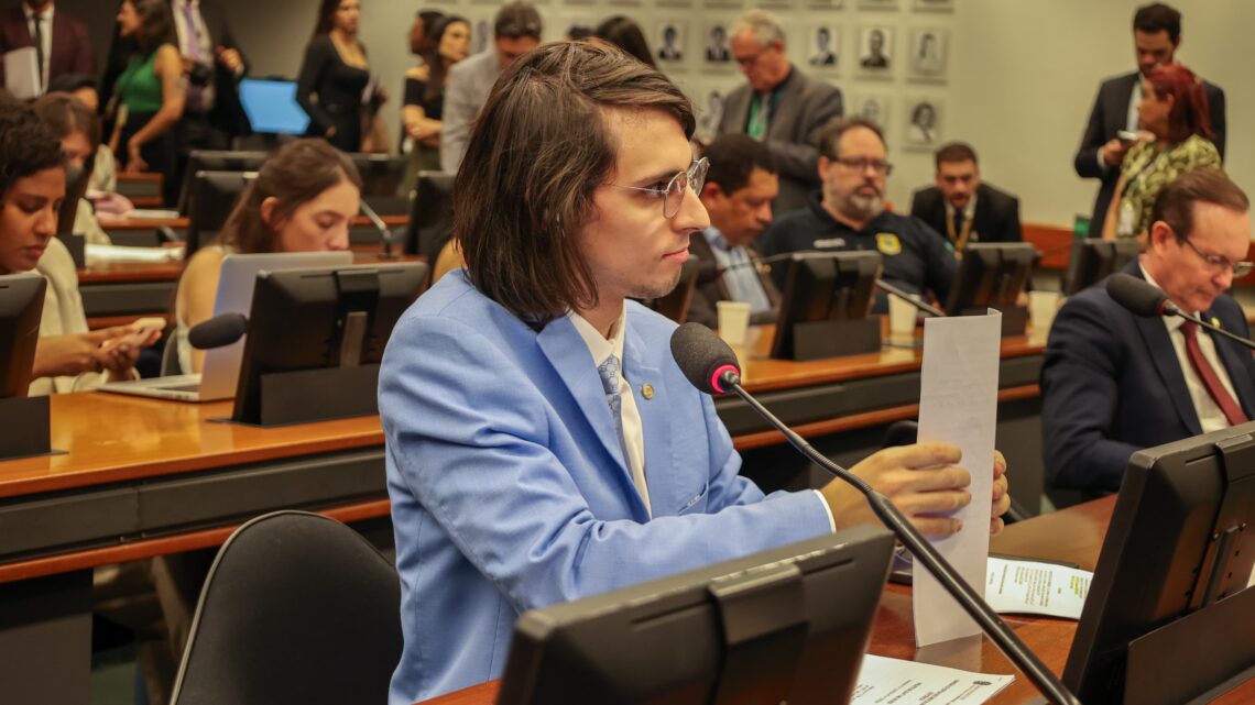 Amom Mandel assina requerimento para instalação da CPI do INSS e cobra apuração rigorosa de fraudes bilionárias