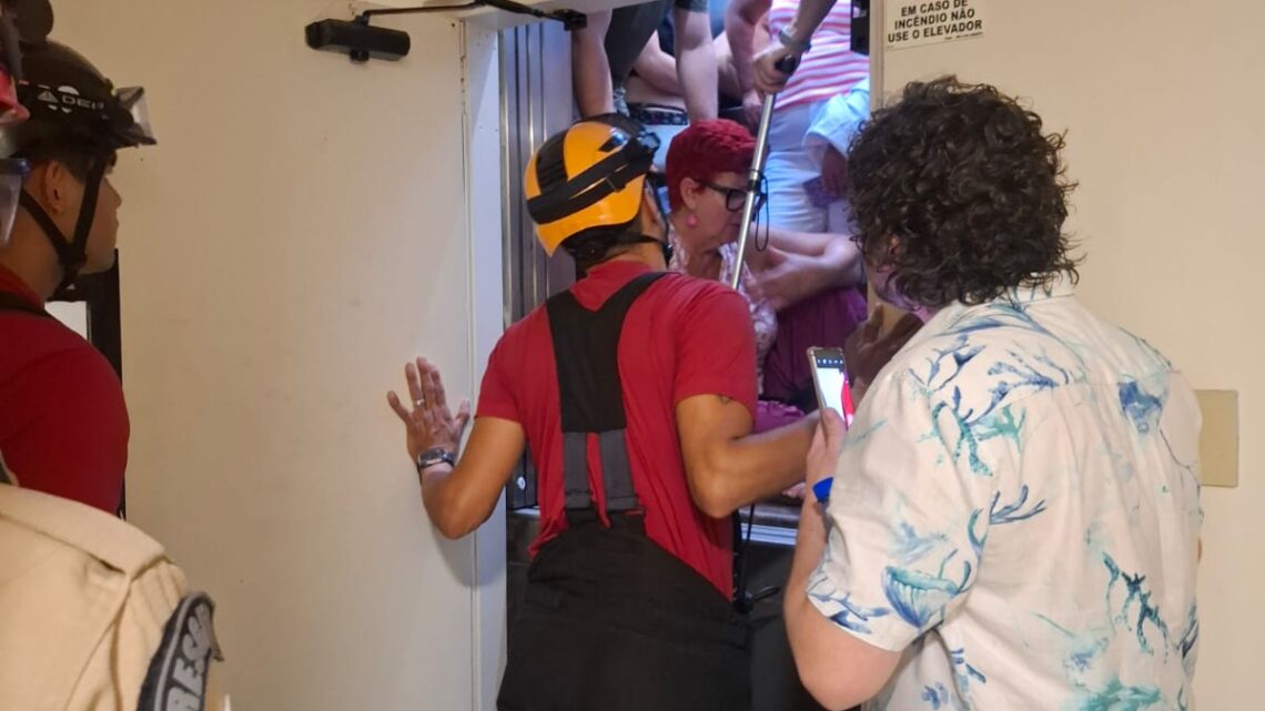 Corpo de Bombeiros resgata seis turistas presos em elevador de hotel no Centro de Manaus