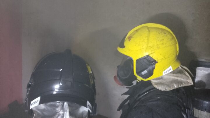 Corpo de Bombeiros controla princípio de incêndio em residência após celular explodir em cima de colchão, em Manaus
