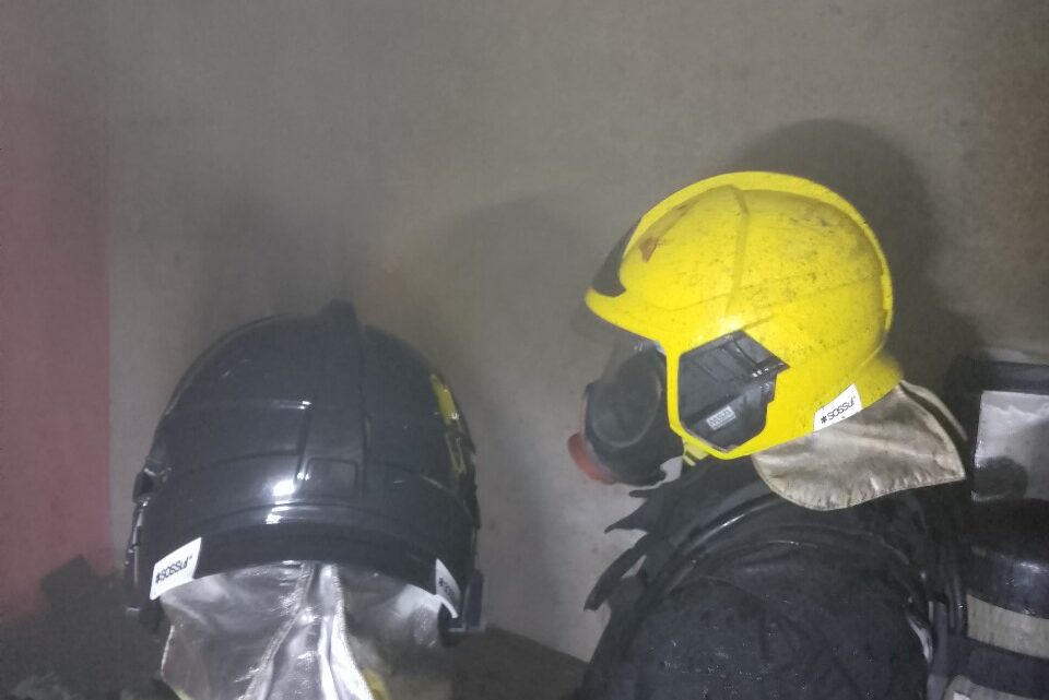Corpo de Bombeiros controla princípio de incêndio em residência após celular explodir em cima de colchão, em Manaus