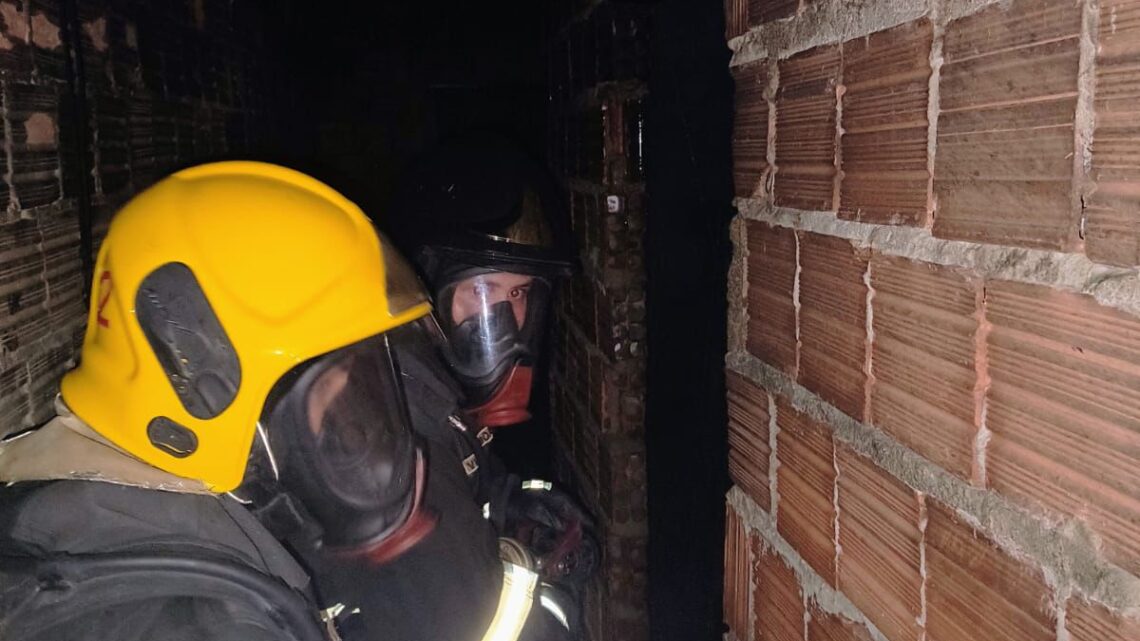 Corpo de Bombeiros do AM controla princípio de incêndio causado por ventilador aquecido.