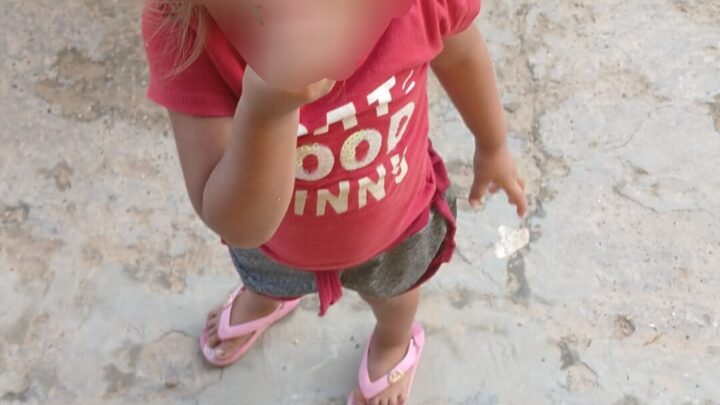 Criança de três anos que estava perdida na selva é encontrada com vida