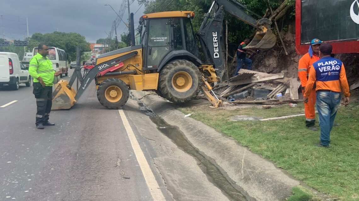 Em operação integrada, Prefeitura de Manaus realiza demolição de borracharia na avenida Torquato Tapajós 