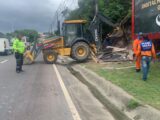 Em operação integrada, Prefeitura de Manaus realiza demolição de borracharia na avenida Torquato Tapajós 