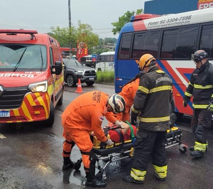 CBMAM resgata 10 vítimas após colisão entre micro-ônibus e ônibus na Cidade Nova, em Manaus