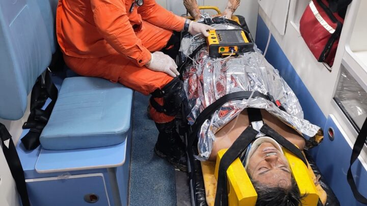 Adolescente de 17 anos é resgatado depois de cair em barranco de 50 metros de altura.