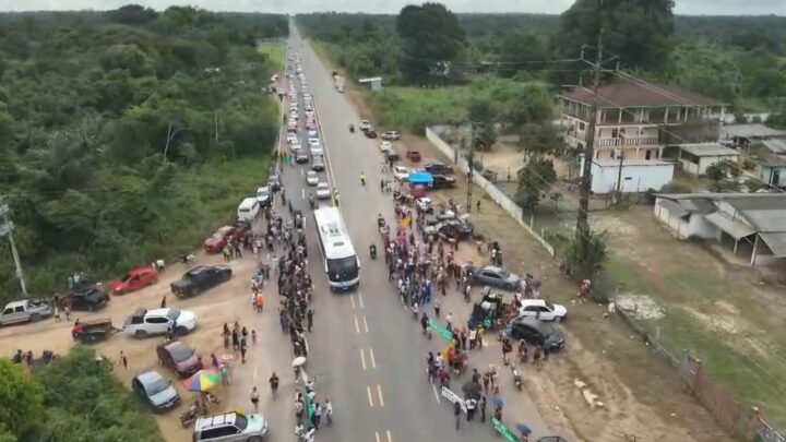 Manifestação contra implantação de lixão em Iranduba reune centenas de moradores