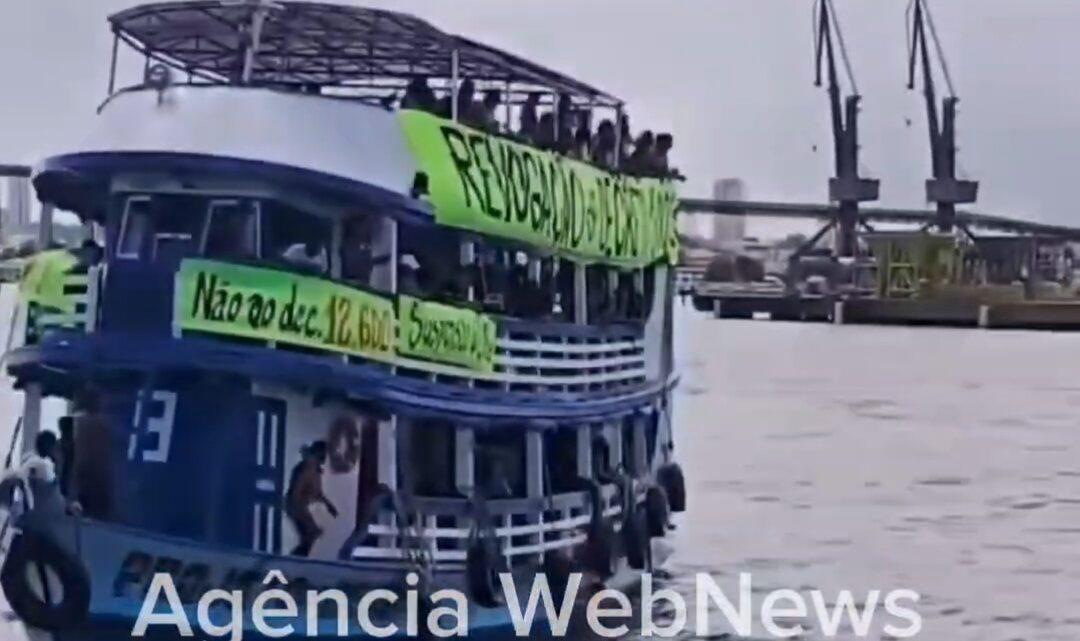 Indígenas pulam em rio e ocupam embarcação para realizar protesto
