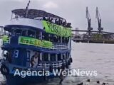 Indígenas pulam em rio e ocupam embarcação para realizar protesto