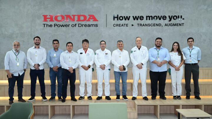 Suframa é homenageada pelos 59 anos durante visita à Moto Honda da Amazônia