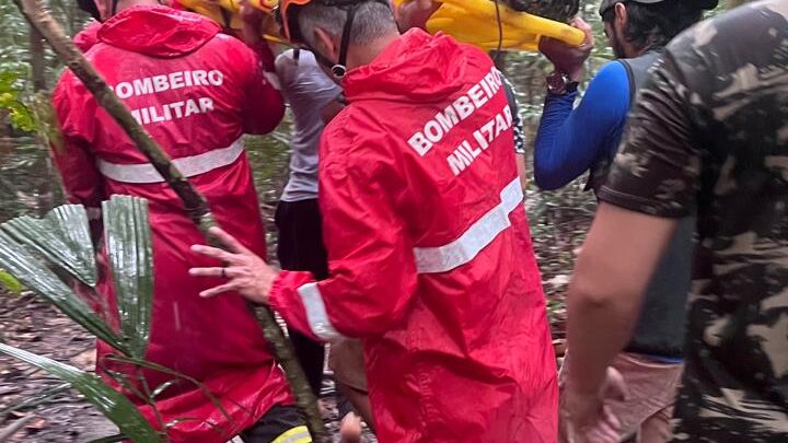 Turista é resgatado por bombeiros na Cachoeira do Maruaga no meio da floresta Amazônica