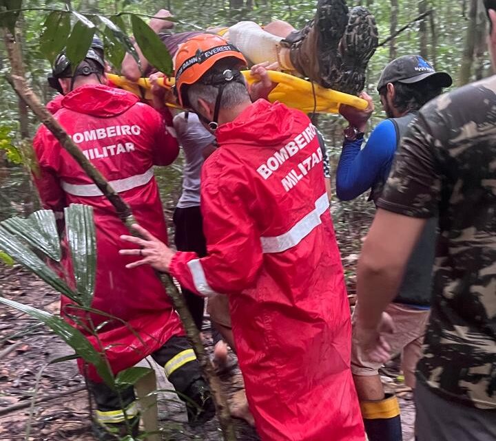 Turista é resgatado por bombeiros na Cachoeira do Maruaga no meio da floresta Amazônica