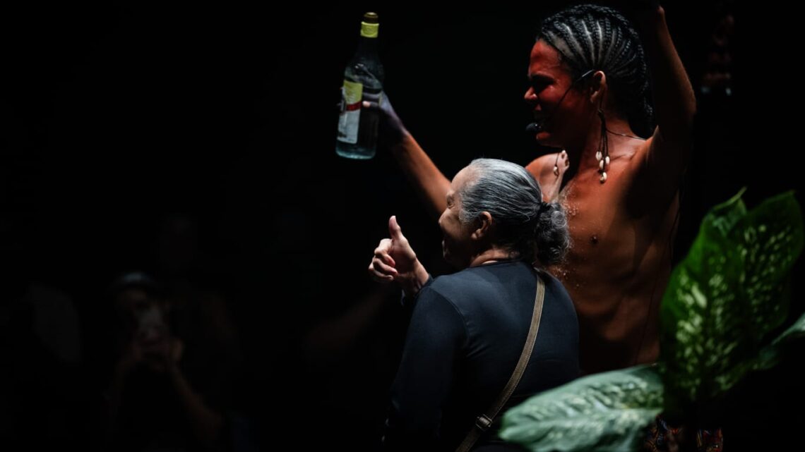 Mostra em Manaus reúne espetáculos que discutem infância negra, espiritualidade e identidades dissidentes