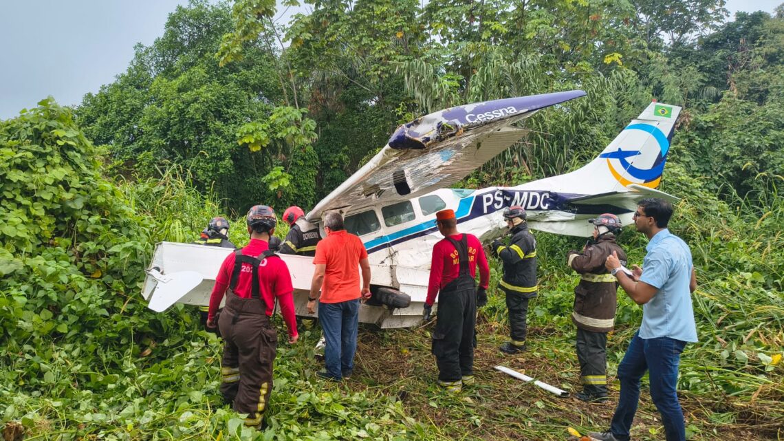 Aeronave derrapa na decolagem e atinge área de mata em Manaus