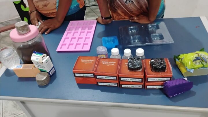 Com apoio do Governo do Amazonas, alunos do Programa Ciência na Escola da Fapeam criam sabonete com borra de café, em Barreirinha