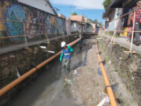 Obra leva pela primeira vez esgotamento sanitário a comunidade de rip-rap em Manaus