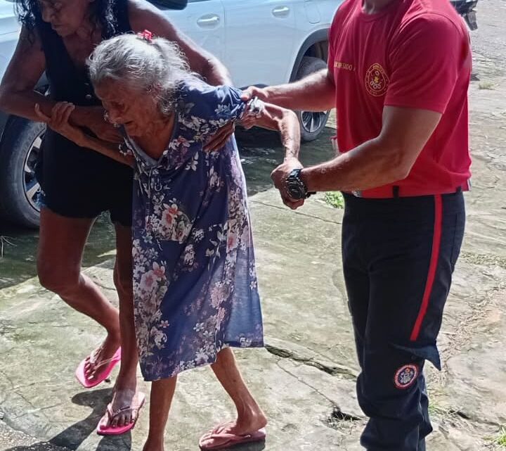 Idosa de 108 anos fica presa dentro de veículo e Corpo de Bombeiros é acionado para o resgate no interior do Amazonas