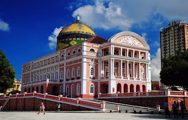 Teatro Amazonas se ilumina com cores da Suécia em celebração aos 200 anos de relações diplomáticas