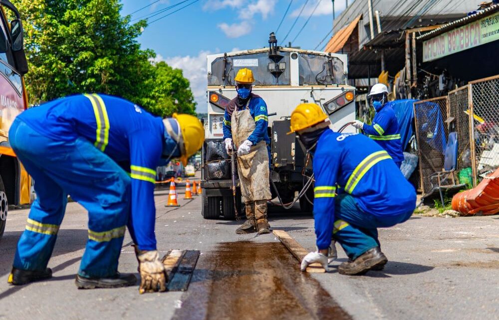 Em quarenta dias, concessionária aplica 3 mil toneladas de asfalto em mais de 1,5 mil ruas de Manaus