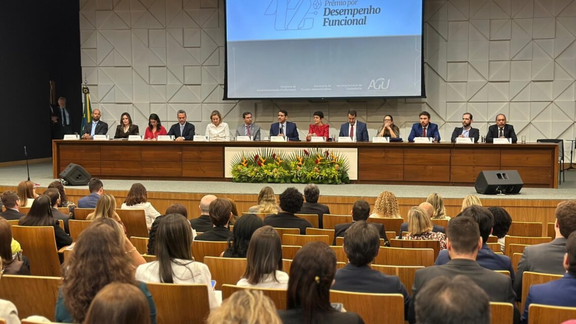 Procuradora pela Suframa recebe da AGU condecoração Jubileu de Bronze