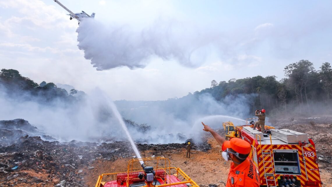 Em duas semanas, aeronaves lançaram mais de 3 milhões de litros de água para combater incêndios florestais no Amazonas